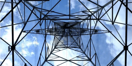 Вид з низу на електричну вежу на фоні неба 