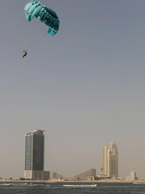 Парашутист над містом Дубаї