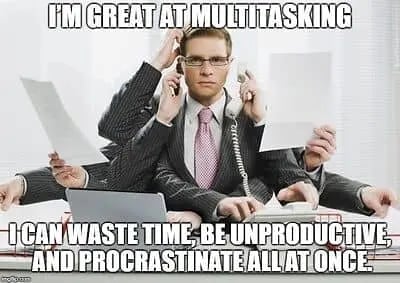 Meme con hombre con gafas sobre el problema de la multitarea