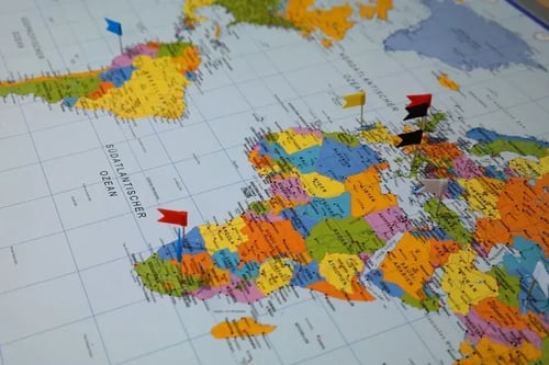 Карта світу з маленькими прапорцями на ній